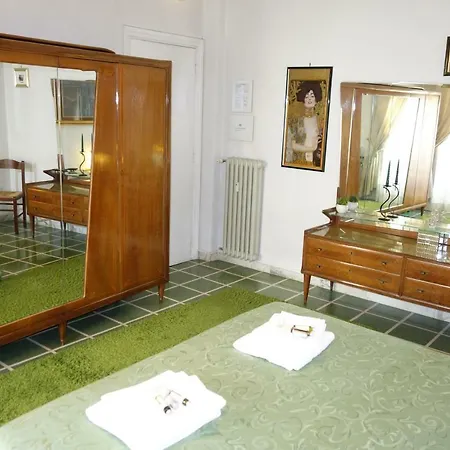 Downtown Deluxe Bed and breakfast
