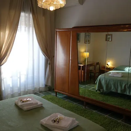 Downtown Deluxe Bed & Breakfast 4*